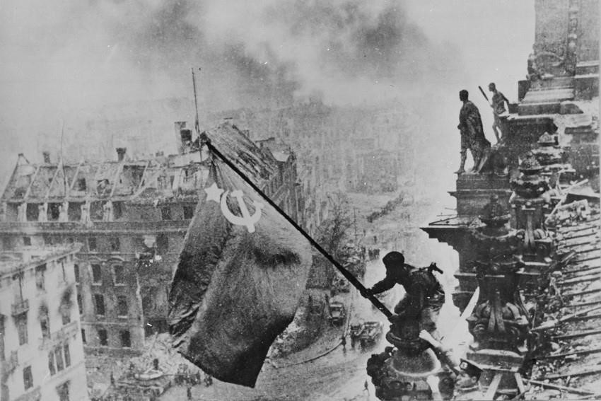 1945年4月16日,苏联红军向德国的最后堡垒柏林发起进攻,至1945年4月30日下午,攻占了德国议会大厦,并在大厦楼顶升起了胜利的旗帜。图片来源:国际资料/越通社