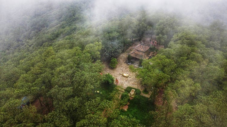 昆山山顶的“仙人棋盘”是一片平坦的土地,“仙人棋盘”是民间对这片历史胜地的美称,表达对其美丽与诗意的敬仰。图自越通社