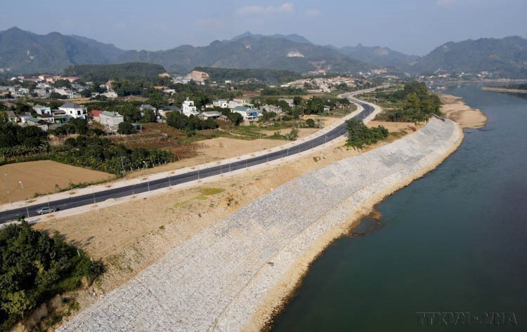 为克服泸江沿岸滑坡带来的影响，宣光省已从预算中拨出数百亿越盾，用于在滑坡点修复和建设护岸工程。图自：越通社