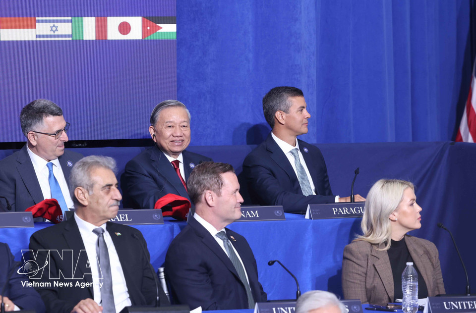 当地时间2026年2月19日上午（河内时间当晚），在美国首都华盛顿，越共中央总书记苏林出席了加沙和平委员会开幕会议。图自越通社