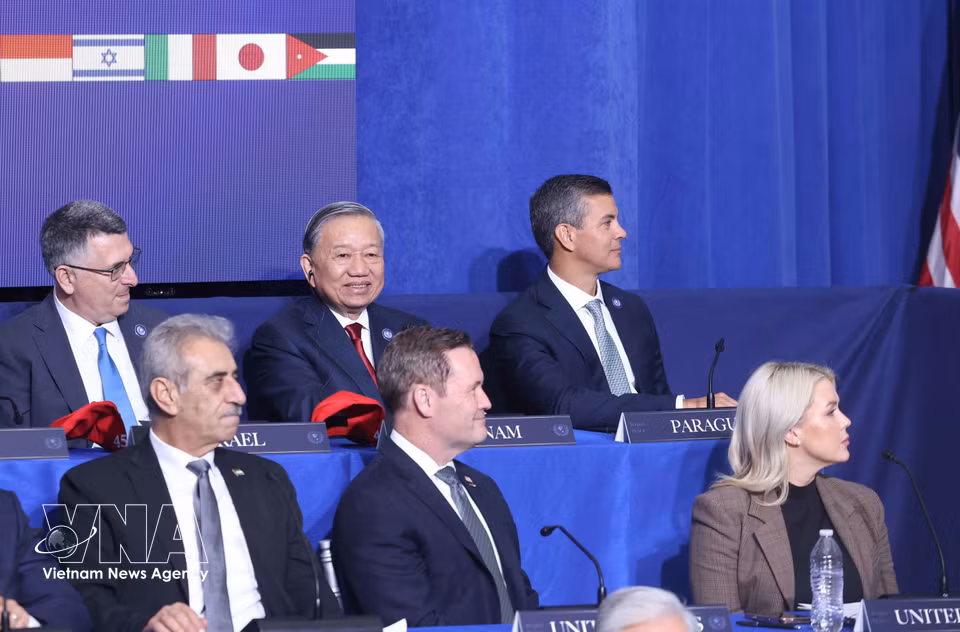 当地时间2026年2月19日上午（河内时间当晚），在美国首都华盛顿，越共中央总书记苏林出席了加沙和平委员会开幕会议。图自越通社