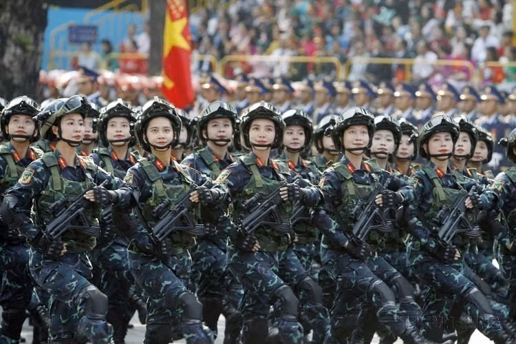 女特警参加全国庆祝南方解放、国家统一50周年（1975年4月30日—2025年4月30日）阅兵式。图自越通社