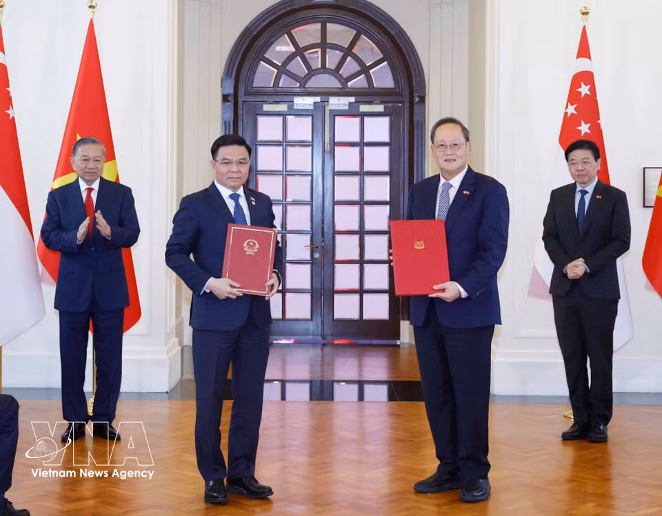 会谈结束后，越共中央总书记、国家主席苏林与新加坡总理黄循财共同见证两国合作文件交换仪式。图自越通社