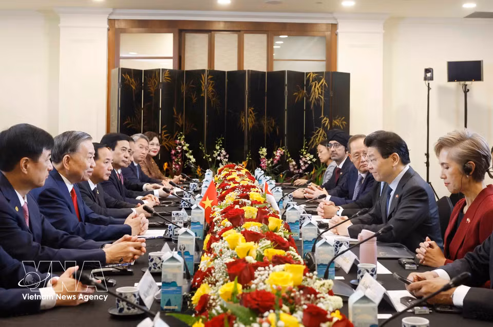越共中央总书记、国家主席苏林与新加坡总理黄循财举行会谈。图自越通社