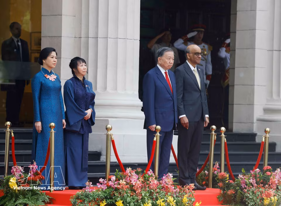 2026年5月28日上午，在新加坡首都，新加坡总统塔尔曼·尚穆加拉特南偕夫人主持隆重仪式，欢迎越共中央总书记、国家主席苏林偕夫人率越南高级代表团对新加坡共和国进行国事访问。图自越通社