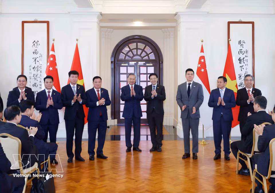 会谈结束后，越共中央总书记、国家主席苏林与新加坡总理黄循财共同见证两国合作文件交换仪式。图自越通社