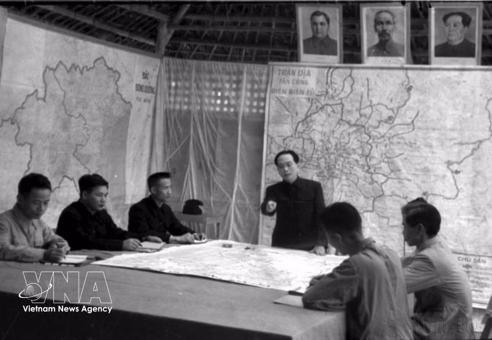 武元甲大将与越南人民军总参谋部对奠边府战役作战计划进行剖析。图自越通社