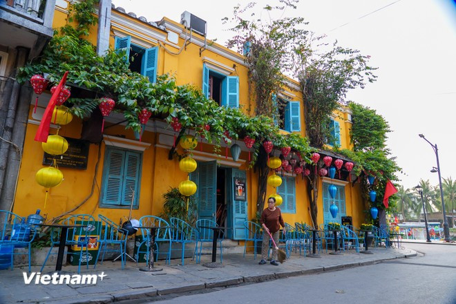 清晨古宅门前，居民陆续醒来，新的一天悄然开启。图自Vietnam+