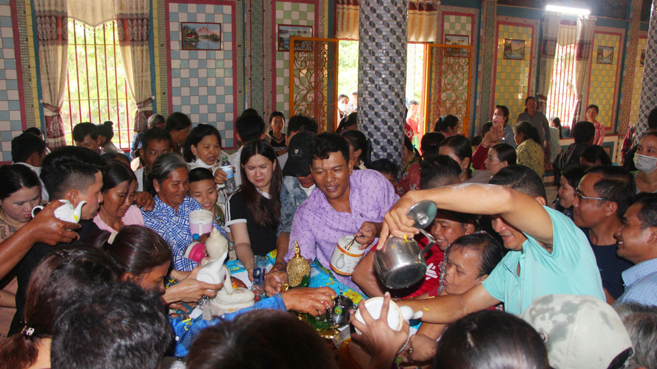 村寨佛教教徒参加浴佛仪式，喜迎传统新年（Chôl Chnăm Thmây）。图自越通社