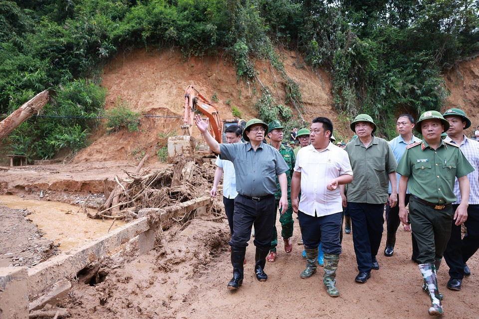 范明政总理率团前往奠边省沙容乡指导灾害恢复重建工作。图自越通社