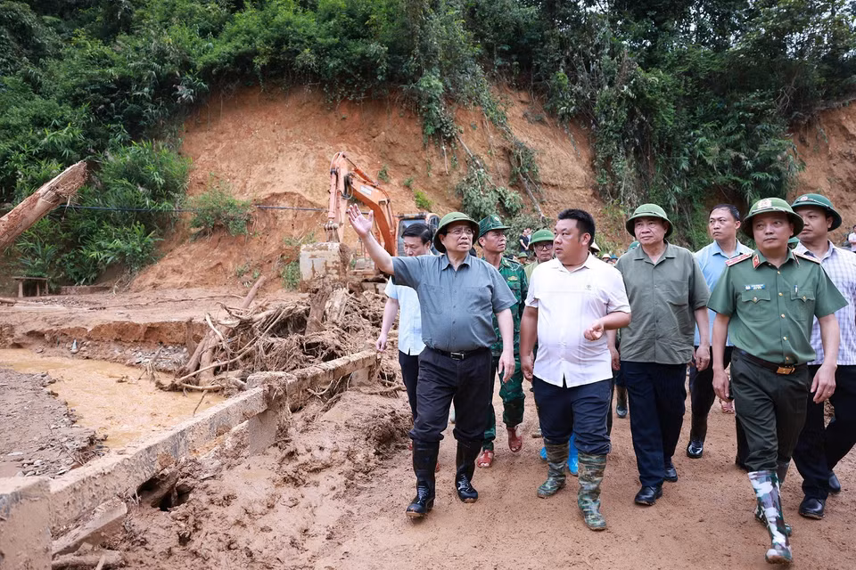 范明政总理率团前往奠边省沙容乡指导灾害恢复重建工作。图自越通社