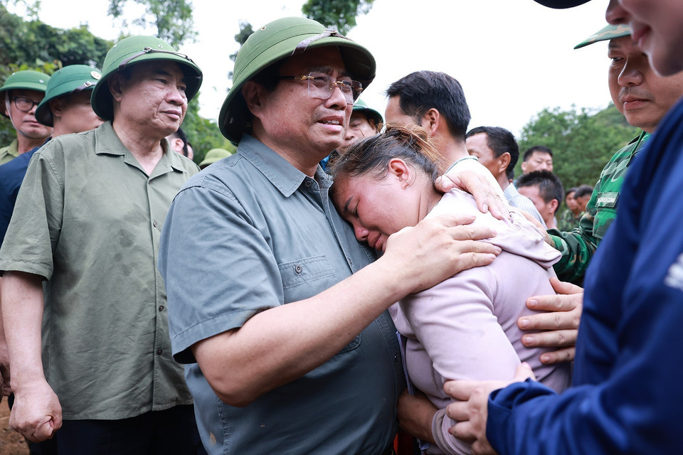 越南政府总理范明政前往奠边省沙容乡，看望慰问并鼓励因暴雨洪灾而有亲人遇难的家庭。图自越通社