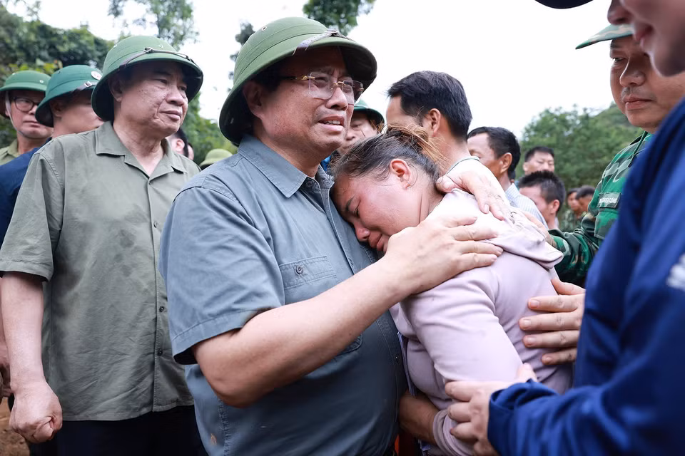 越南政府总理范明政前往奠边省沙容乡，看望慰问并鼓励因暴雨洪灾而有亲人遇难的家庭。图自越通社