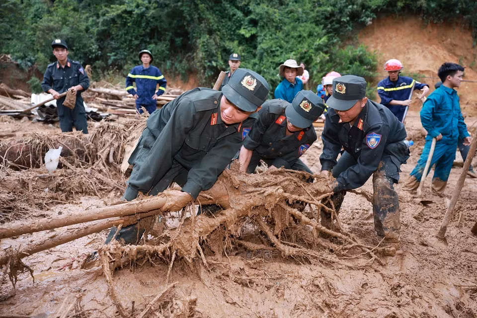 各职能力量积极参与在沙容乡开展暴雨、山洪和山体滑坡灾后恢复工作。图自越通社