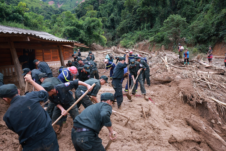 各职能力量积极参与在沙容乡开展暴雨、山洪和山体滑坡灾后恢复工作。图自越通社
