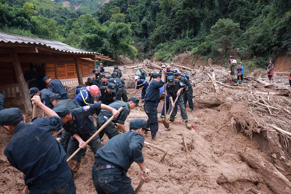 各职能力量积极参与在沙容乡开展暴雨、山洪和山体滑坡灾后恢复工作。图自越通社