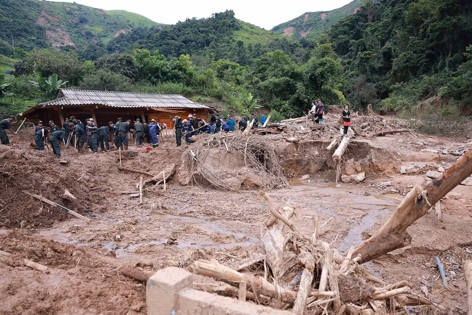 各职能力量积极参与在沙容乡开展暴雨、山洪和山体滑坡灾后恢复工作。图自越通社