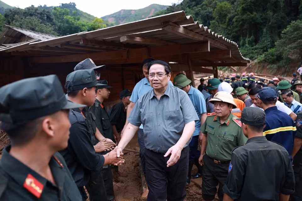 范明政总理在沙容乡勉励参与应对暴雨、山洪和山体滑坡灾后恢复工作的各职能力量。图自越通社