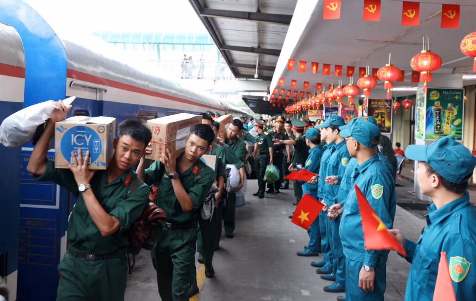 参加庆祝越南南方解放、国家统一的阅兵仪式的官兵已经回到河内火车站。图自越通社