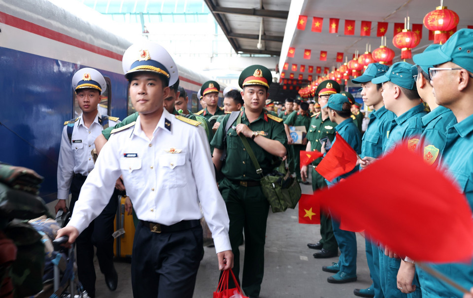 参加阅兵仪式的官兵抵达河内火车站，受到国防部领导和人民的热烈欢迎。图自越通社