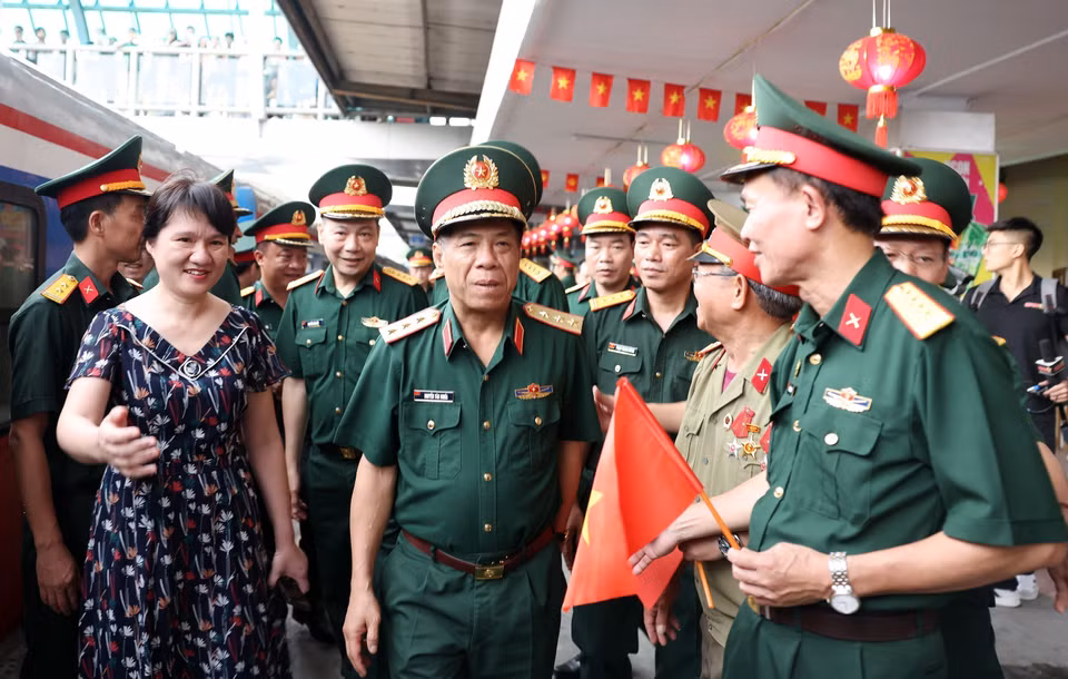 越南人民军副总参谋长阮文义上将来到河内火车站迎接在胡志明市完成任务的官兵代表团。图自越通社