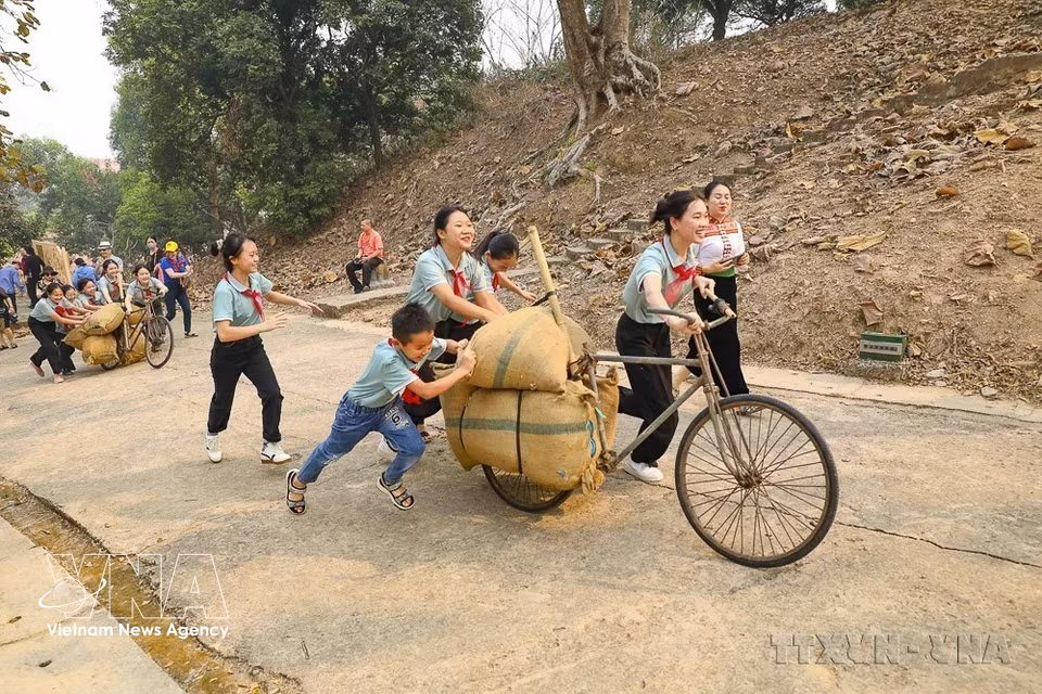 奠边省少年儿童在A1丘遗址参加推“自行车”体验活动。这是于2024年4月5日由奠边省团省委常务委员会与省少先队理事会联合举办的“奠边小战士”联欢会的活动之一。图自越通社