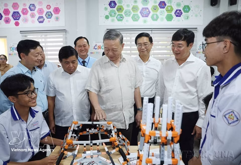 2024年12月11日，越共中央总书记苏林参观同塔省三农县鸟栖（Tràm Chim）高中学校的STEM教育实践室。图自越通社