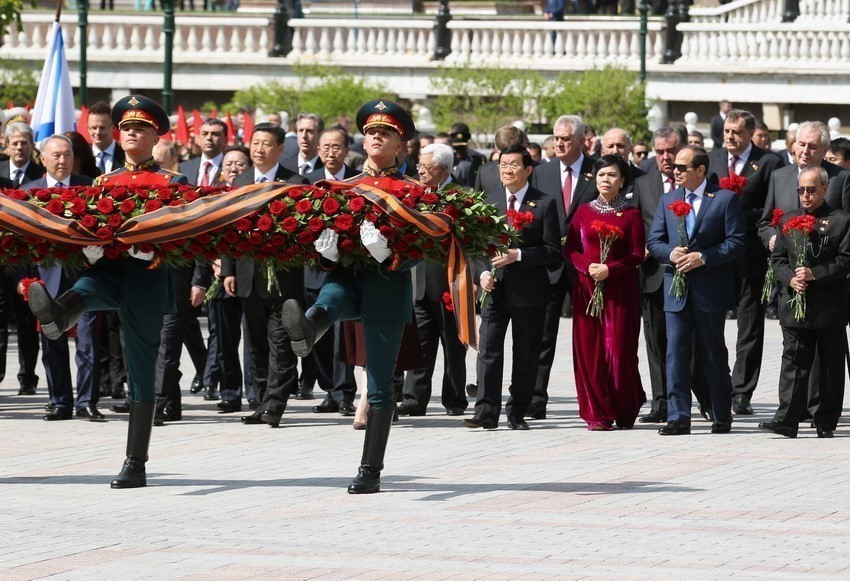值此2015年5月9日俄罗斯纪念卫国战争胜利70周年之际,越南国家主席张晋创携夫人出席在红场无名烈士墓敬献花圈仪式。图片来源:越通社