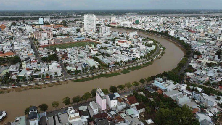 龙川河蜿蜒流过龙川市，该市是九龙江三角洲地区的重要城市中心之一。图自：越通社