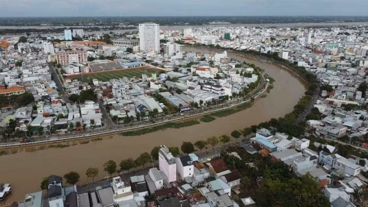 龙川河蜿蜒流过龙川市，该市是九龙江三角洲地区的重要城市中心之一。图自：越通社