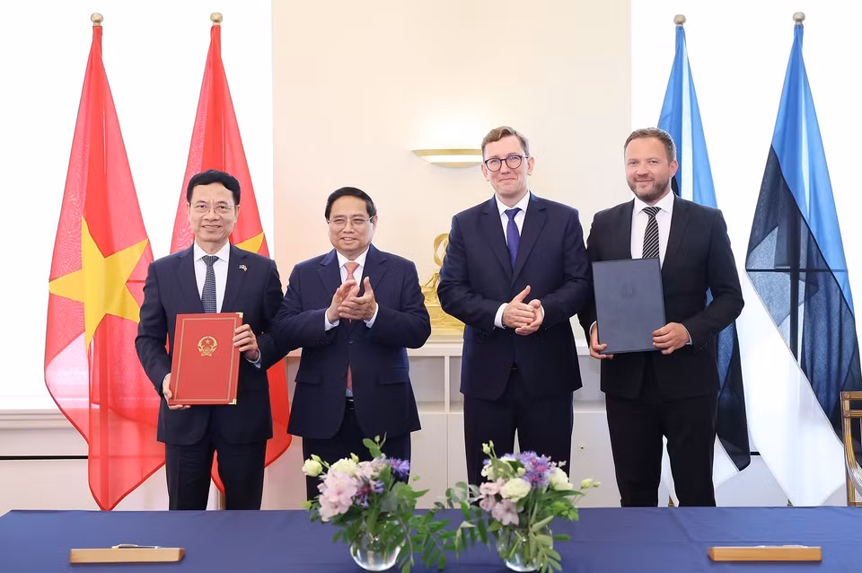 越南政府总理范明政与爱沙尼亚共和国总理克里斯滕·米哈尔共同见证越南科技部与爱沙尼亚司法与数字部关于数字化转型与经济的合作谅解备忘录。图自越通社