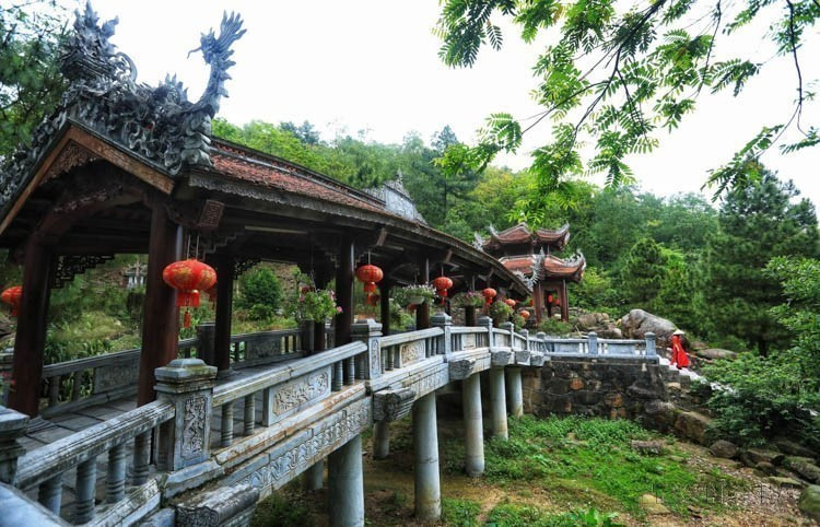 海阳省昆山—劫泊遗迹区内昆山寺的透玉桥展现出古老的建筑之美。图自越通社
