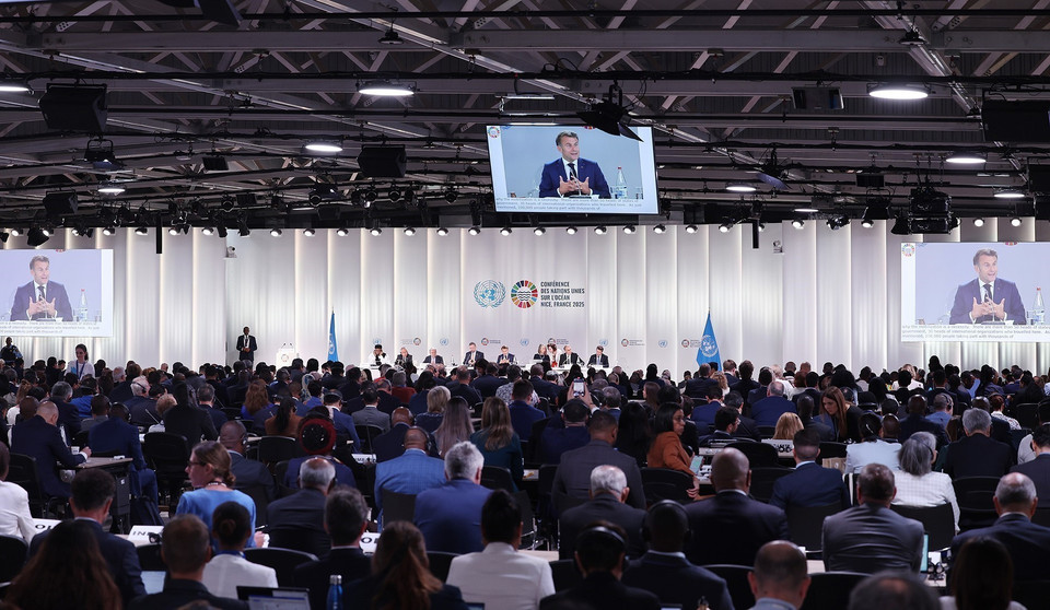 法国总统马克龙在第三届联合国海洋大会开幕式上发表讲话。 图自越通社