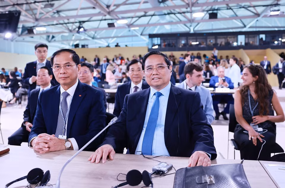 越南政府总理范明政与越南政府副总理、外长裴青山在法国出席第三届联合国海洋大会（UNOC 3）开幕式。图自越通社