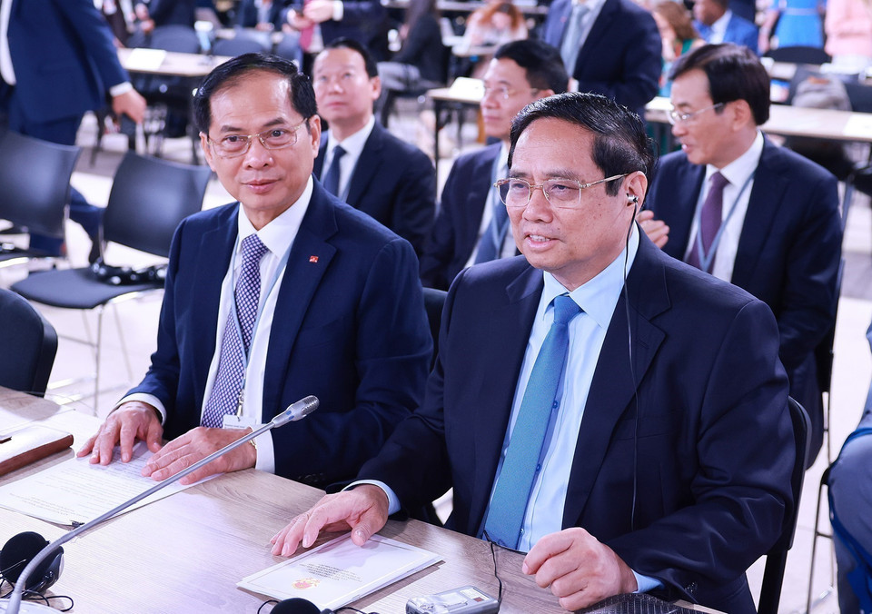 越南政府总理范明政与越南政府副总理、外长裴青山在法国出席第三届联合国海洋大会（UNOC 3）开幕式。图自越通社