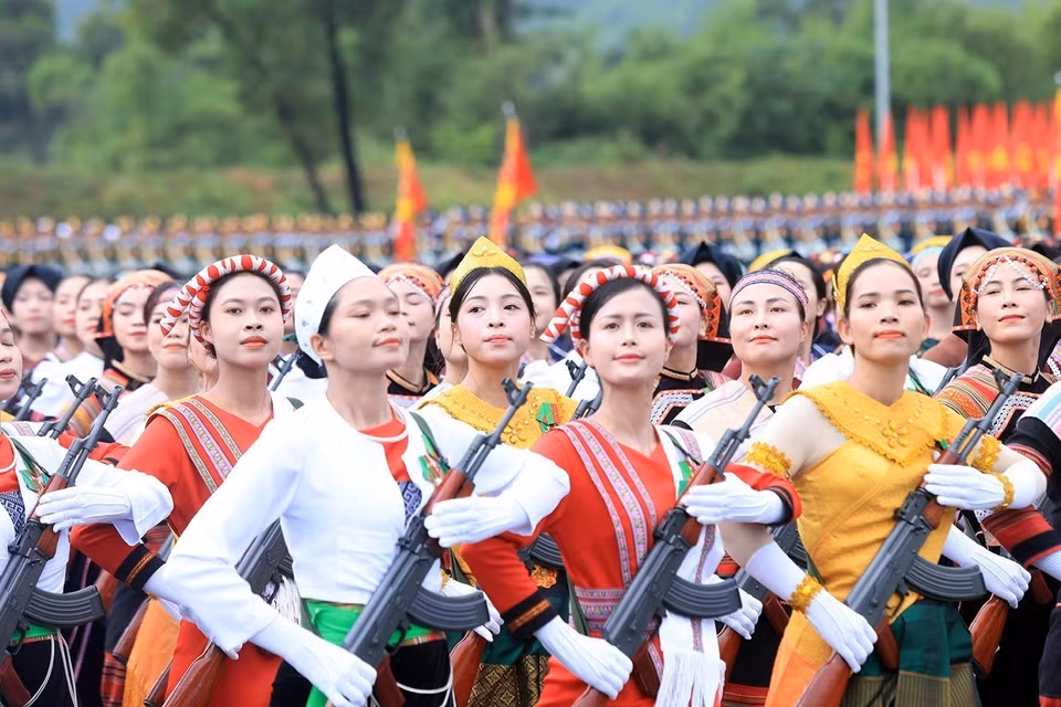 少数民族女战士方队。图自越通社