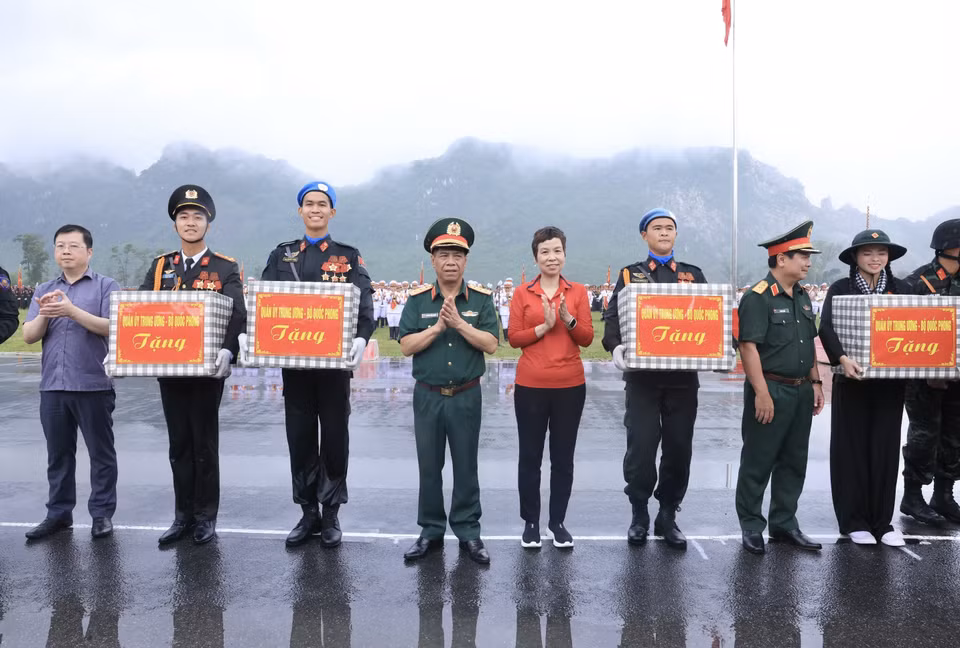 越通社社长武越庄与国防部领导向参加联合演练的各方力量赠送礼物。图自越通社