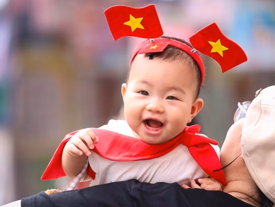 来自四面八方的人们汇聚于此，迎接国家盛大节日的难忘瞬间。图自越通社