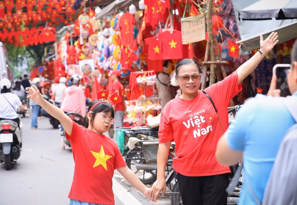 来自四面八方的人们汇聚于此，迎接国家盛大节日的难忘瞬间。图自越通社