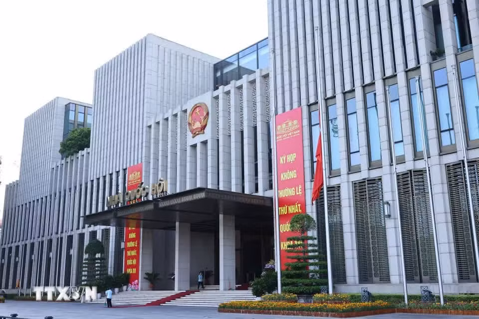 为表示对老挝国会主席赛宋蓬·丰威汉同志的深切哀悼，并基于越老特殊关系，越南共产党中央委员会、越南国会、越南国家主席、越南政府和越南祖国阵线中央委员会决定自2026年8月10日至11日为赛宋蓬·丰威汉同志举行国葬仪式。图自越通社
