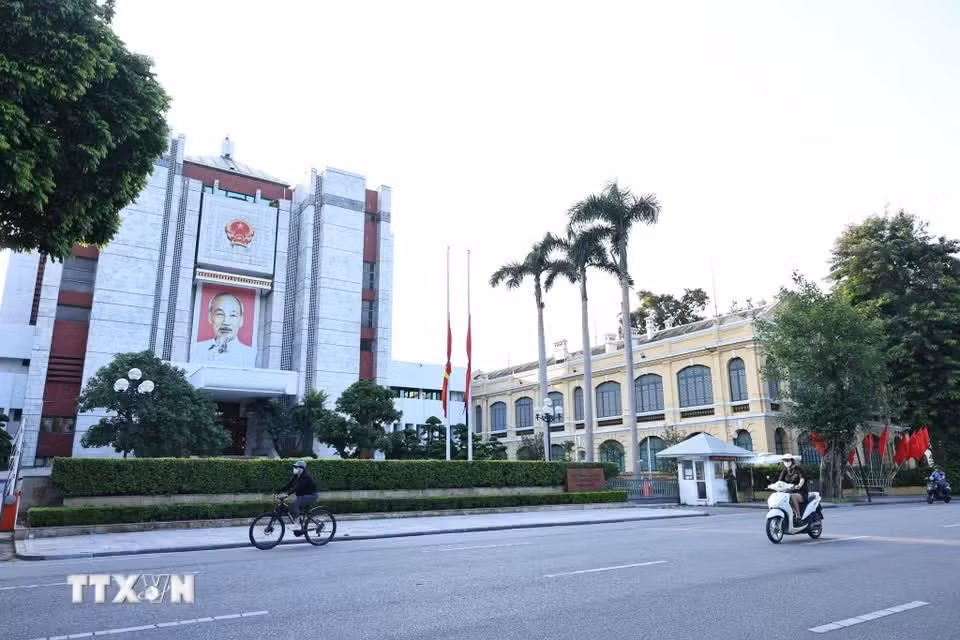 在此期间，全国各机关、单位以及越南驻外代表机构降半旗致哀，并按规定佩戴黑纱；暂停一切公共娱乐活动。图自越通社