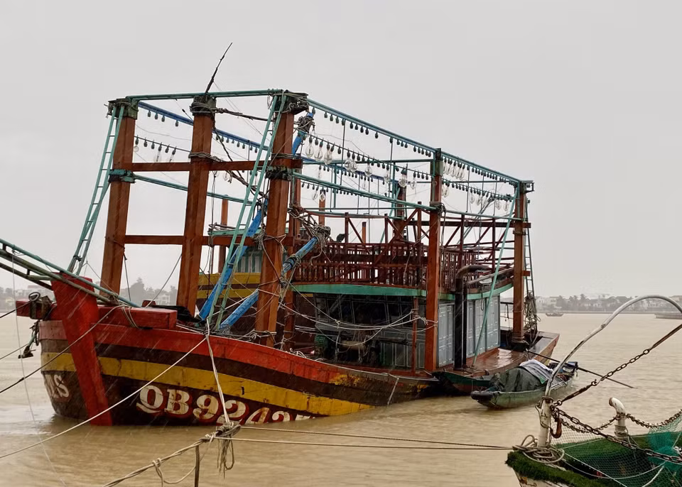 暴雨导致越南广治省洞海坊的日丽河水位上涨，倒灌至停泊在河岸的船只。图自越通社