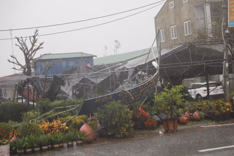 受台风10号影响，中部多地出现强降雨、大风天气，造成严重影响。图中：第10号台风在乂安省荣富坊造成的破坏景象。图自越通社