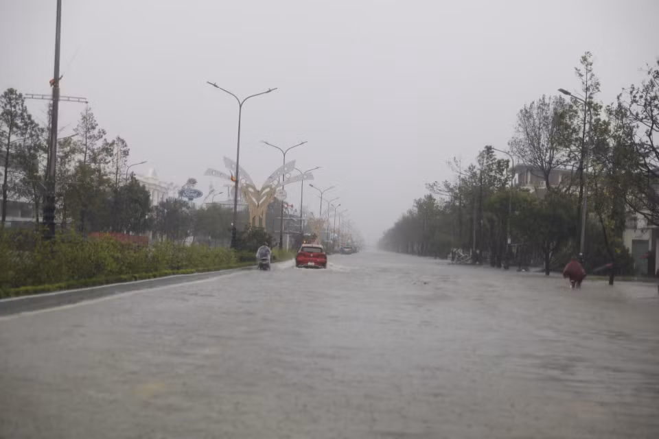 受台风10号影响，乂安省多地出现强降雨、大风天气，造成交通中断。图自越通社
