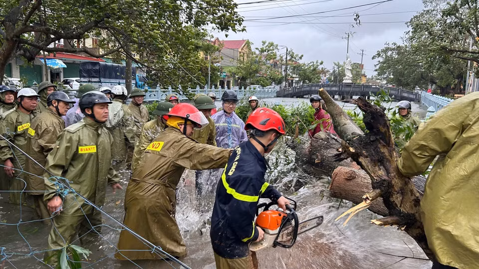 乡级政府动员当地力量，同乡级公安力量、民兵自卫队和群众，初步开展第10号台风的灾后处置。图自越通社