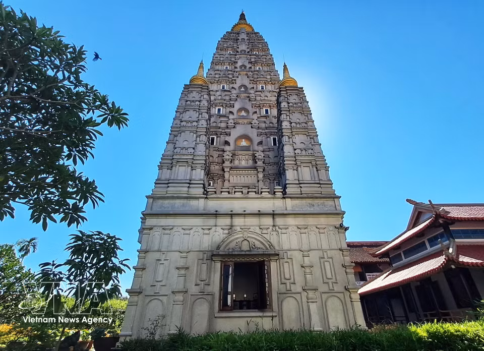 顺化市玄空山寺大觉塔侧面。该塔是印度摩诃菩提寺（Mahābodhi Gaya）大塔的缩小版。图自：越通社