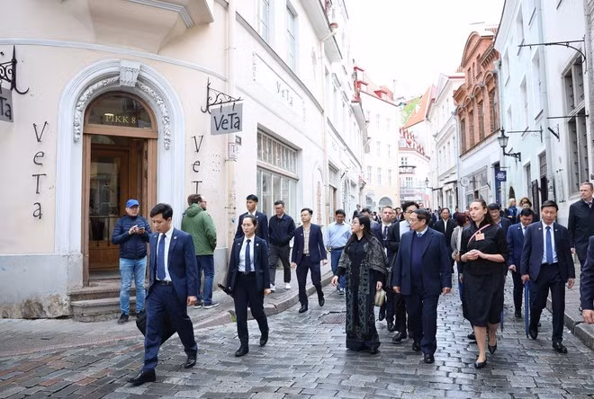 越南政府总理范明政夫妇参观塔林古城。图自 越通社
