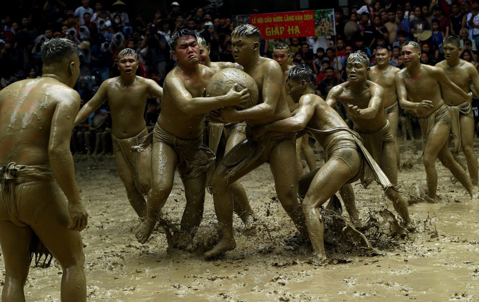 泥球摔跤节体现水稻种植居民祭祀太阳神,祈求风调雨顺,庄稼丰收的愿望。不仅如此,这也是锻炼身体和建立人民团结精神的体育活动。图片来源:越通社记者安成达拍摄