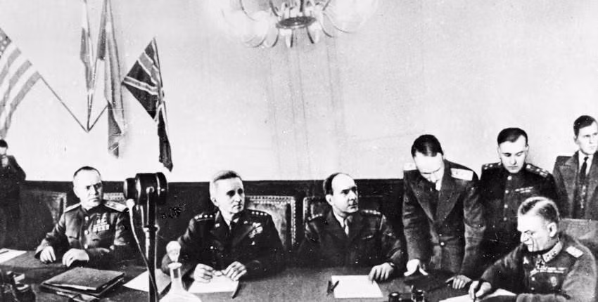 1945年5月8日夜，在德国首都柏林近郊（莫斯科时间5月9日凌晨），纳粹德国签署了无条件投降文件，结束了欧洲第二次世界大战。图片来源：国际资料/越通社