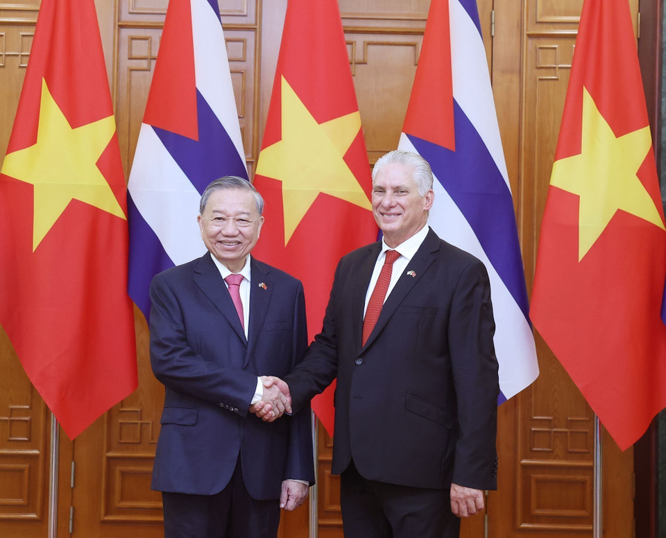 越共中央总书记苏林欢迎古共中央第一书记、古巴共和国主席米格尔·迪亚斯—卡内尔·贝穆德斯来越访问。图自越通社